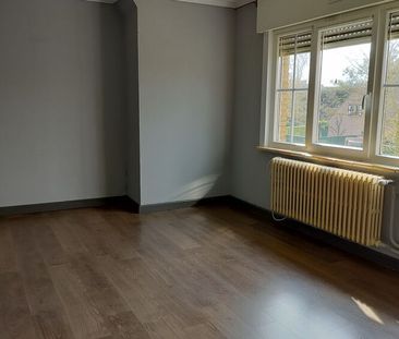 Ruime halfopen woning met vier slaapkamers, ruime tuin en garage in... - Photo 6