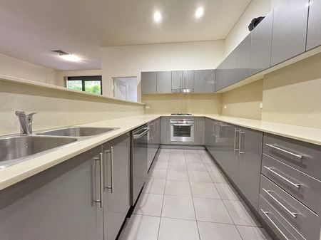 Spacious 3-Bedroom Apartment with Brand New Ducted Air Conditioning & 2 Secure Car Spaces – Prime Location Near Top Ryde Shopping Centre - Photo 3