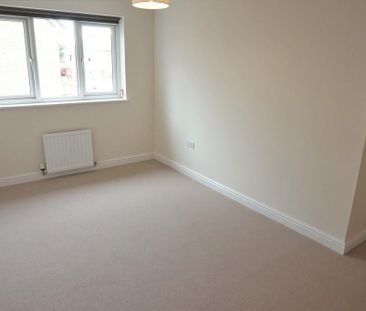 4 bedroom semi-detached house to rent - Photo 4