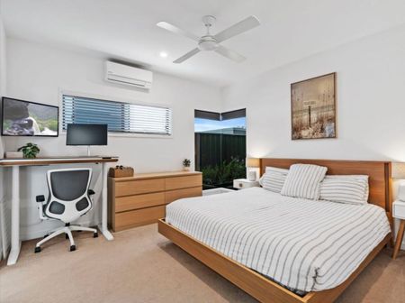 Stunning Contemporary Family Home - - Photo 3