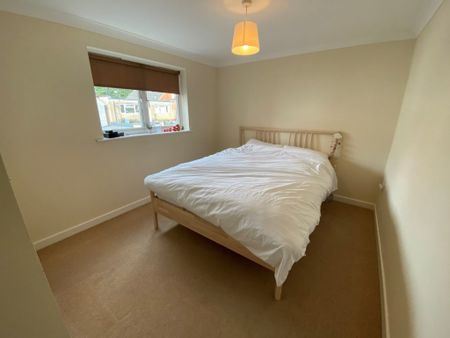 2 Bedroom Flat / Apartment - St. James Road, Fleet - Photo 4