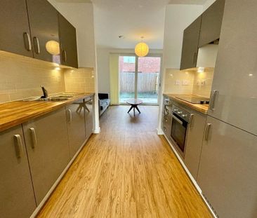 3 bedroom mews to rent - Photo 6