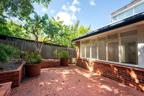 Spacious Family Home in heart of Battery Point - Photo 1