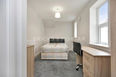 3 bedroom flat to rent - Photo 4