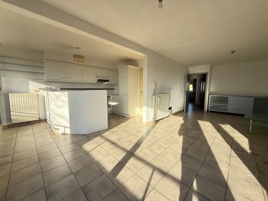 Twee-slaapkamerappartement in Roeselare. - Photo 1