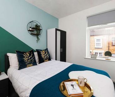 🚿 Two Bathrooms, Zero Queues! Modern House-Share Off Queens Road #30DS - Photo 2
