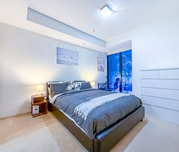 Fully Furnished 2-Bedroom Apartment with Parking in Prime Docklands... - Photo 5