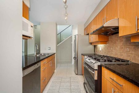 1077 Marinaside Crescent town house — Vancouver, BC (2-Bedroom) - 2 Bedroom - Photo 3