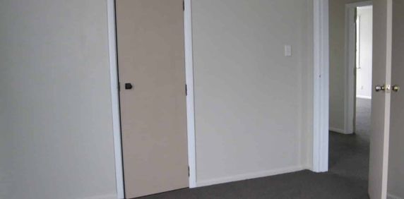 Levin - 3 Bedrooms - Photo 2