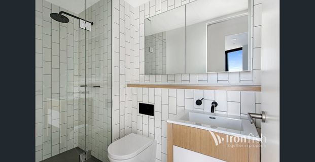 CITY LIVING BY THE DOCKS! - Photo 1