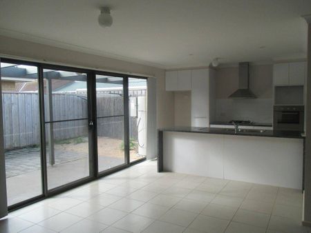 SPACIOUS TOWNHOUSE IN CENTRAL BAIRNSDALE - Photo 4