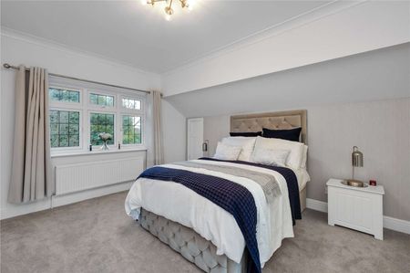 Contemporary five bedroom family home, situated within a gated development in the heart of Esher. - Photo 3