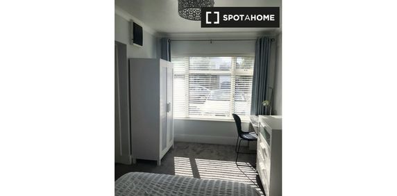 Modern room for rent in 5-bedroom house, Woodstown Village - Photo 2