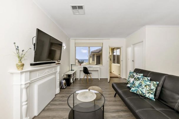 Two Bedroom Beachfront Gem - Partly- Furnished - Photo 1