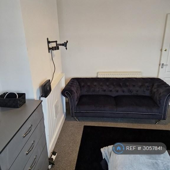 1 bedroom in a flat share to rent - Photo 1