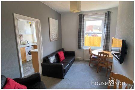 4 bedroom semi-detached house to rent - Photo 2