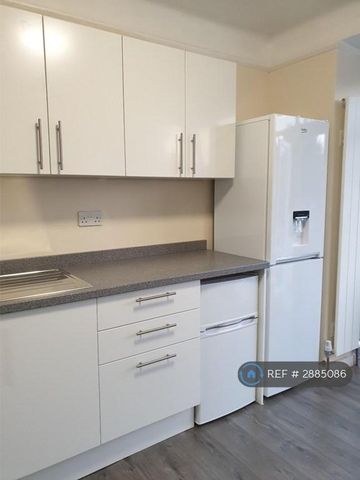 1 bedroom in a house share to rent - Photo 4
