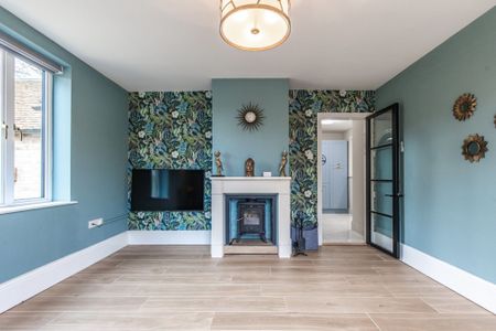 Saham Toney - Photo 2