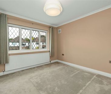Five bedroom detached home located conveniently for the station and... - Photo 1