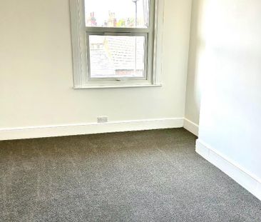 1 bedroom in a flat share to rent - Photo 2