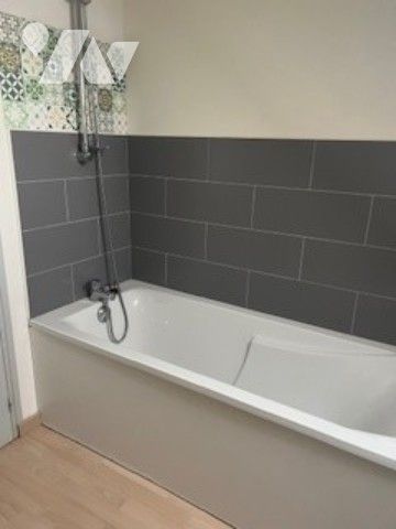 YVETOT PLEIN CENTRE, maison de 90.92m² avec jardin comprenant trois chambres, garage, véranda. - Photo 4