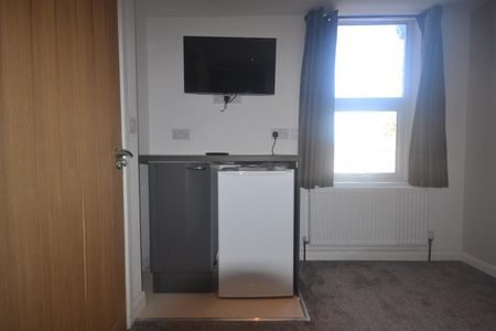 1 bedroom Flat To Let - Photo 5