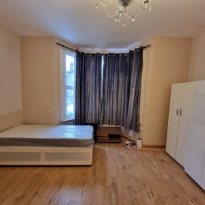 Room in a Shared Flat, Ley St, IG1 - Photo 2