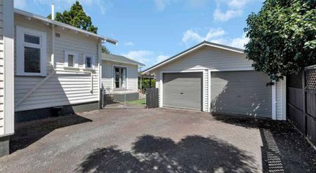 Character, charm and conveniently located - Photo 2