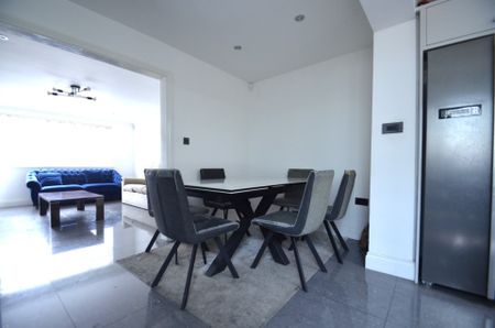 5 bedroom Semi-detached house to rent - Photo 3