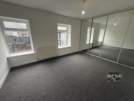 3 bedroom end of terrace house to rent - Photo 2