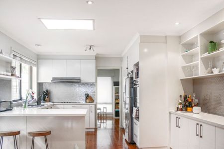 STUNNING HOME IN FANTASTIC LOCATION - Photo 3