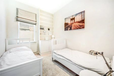 3 bedroom house in South Kensington - Photo 2