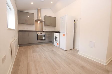 214 Wash Lane, Bury, Greater Manchester, BL9 7DR - Photo 5