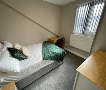 6 bedroom terraced house to rent - Photo 4