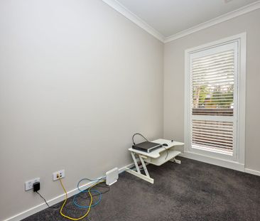 Spacious Family Living Opposite Parklands - Photo 6