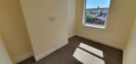 3 bedroom end of terrace house to rent - Photo 4