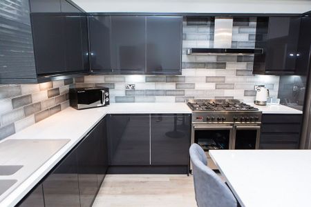 Cliff Mount, Hyde Park, Leeds - Photo 3