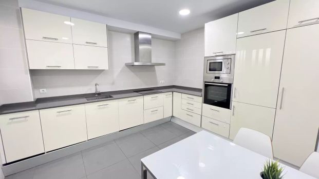 Room in a shared 5-bedroom apartment for rent in La Gran Vía - Foto 1