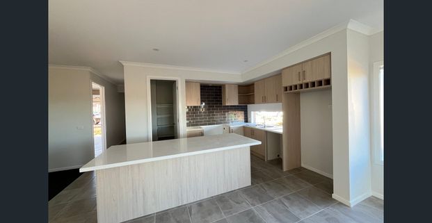 Brand New 4 bedroom house in Truganina - Solar panels installed !!! - Photo 1