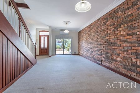 TWO BEDROOM TOWNHOUSE IN FANTASTIC LOCATION! - Photo 3