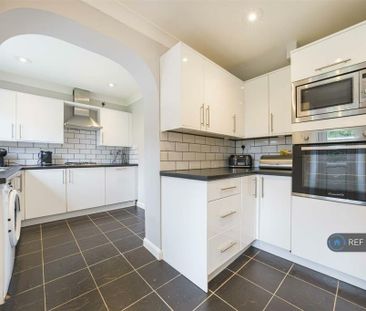 3 bedroom semi-detached house to rent - Photo 2