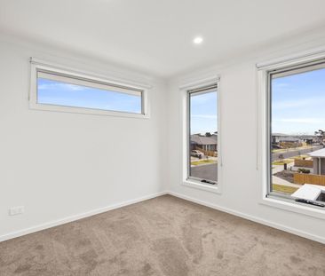7 Redbud Place, Beveridge VIC 3753 - Photo 2