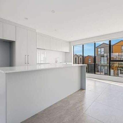 CITY CENTRE – 3 BEDROOM, 2 BATHROOM, SINGLE GARAGE - Photo 3