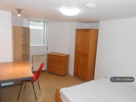 3 bedroom flat to rent - Photo 2