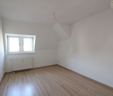 Schicke Dachgeschoss-Wohnung im Herzen von Aue zu vermieten! - Photo 6