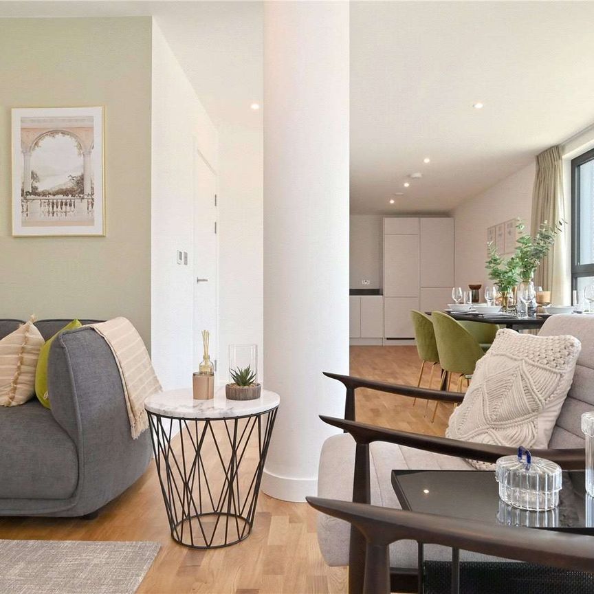 A stunning top floor lateral apartment with an enormous 422 sq. ft. roof terrace overlooking the beautiful Courtyard gardens. - Photo 1