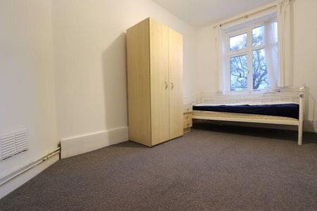 3 bedroom flat to rent - Photo 4