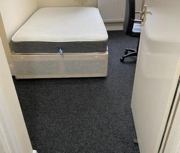 5 bedroom private hall to rent - Photo 2