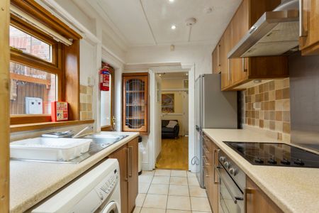 4 Bedroom Mid Terraced House - Photo 3