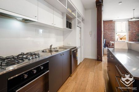 Charming 3 bedroom Woolstore - Photo 4